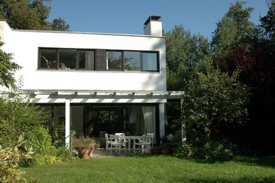 Attraktives Eckhaus mit sehr schönem Garten