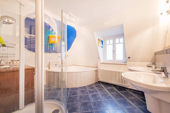 Duschbad mit Doppelwaschbecken