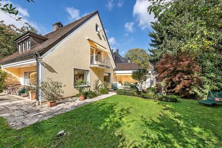 Attraktives Einfamilienhaus mit Kamin und uneinsehbarem Garten in zentraler Bestlage