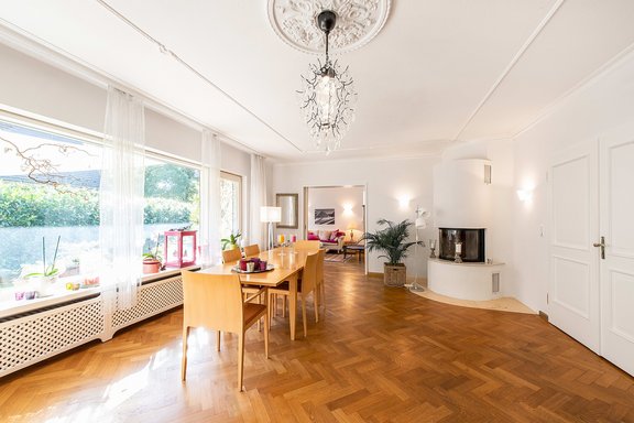 Leistungsstarker holzbefeuerter Kamin