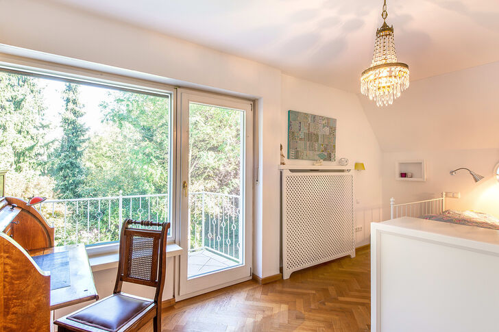 Schlafzimmer mit Bad en suite und Balkon