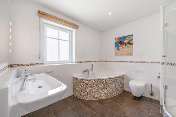 Zeitlos-moderne Badgestaltung