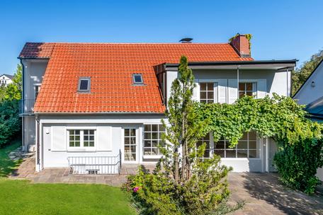 Attractive family domicile with feel-good ambience at the Pasing city park