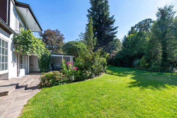 Sonniger Südwest-Garten