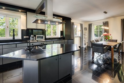 Großzügige Schreinerküche