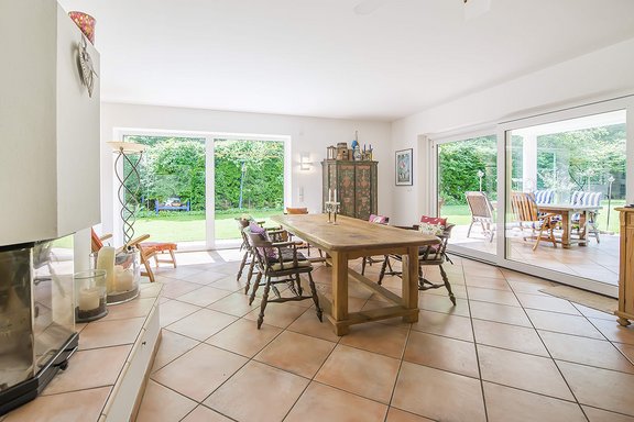 Behaglicher Essbereich mit offenem Kamin