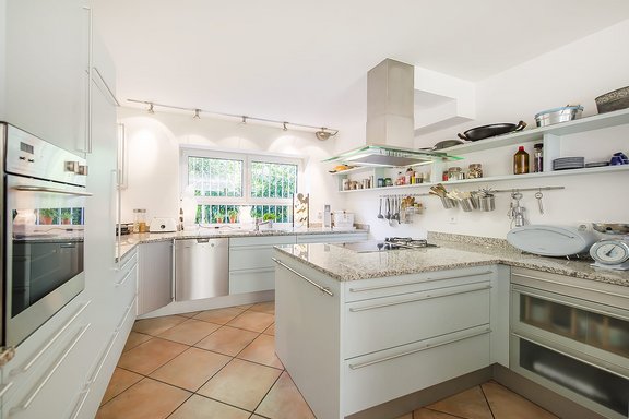 Offen gestaltete und voll ausgestattete Küche