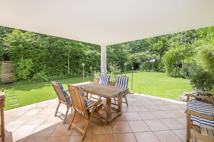 Überdachte Terrasse mit herrlichem Blick in den Ga
