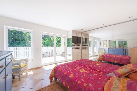 Perfekt geschnittenes Schlafzimmer mit Einbauschra