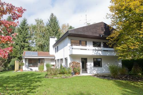 Attraktives großzügiges Einfamilienhaus mit separater Einliegerwohnung