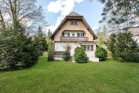 Attraktives Grundstück mit Baurecht für großzügiges EFH/ DH in ruhiger Villenlage