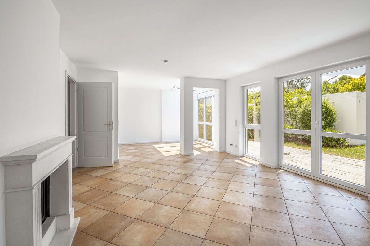 Spacious living/dining area