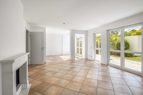 Attractive, light-filled family home with sunny terrace and solar thermal system