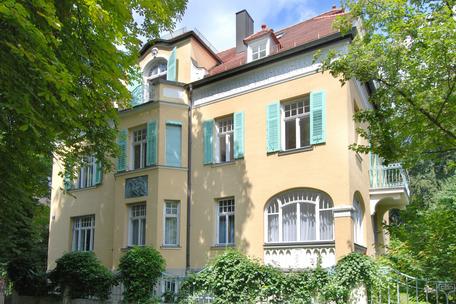 Elaborately renovated old building apartment in the complete 1st floor of a listed old building villa