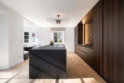 Exquisite Küche mit hochwertigen Einbaugeräten