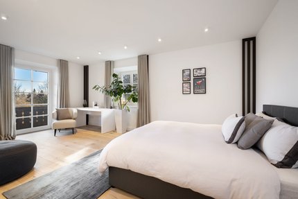 Helles Schlafzimmer mit Zugang zum Balkon