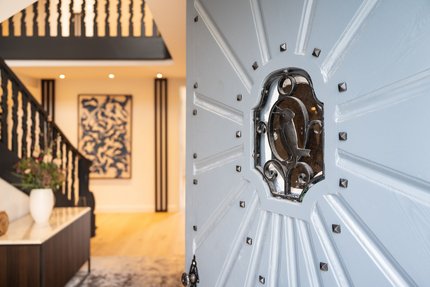 Repräsentatives Entree mit historischem Treppenhaus