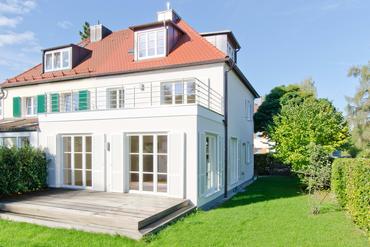Elaborately renovated semi-detached house from 1938 with high quality furnishing