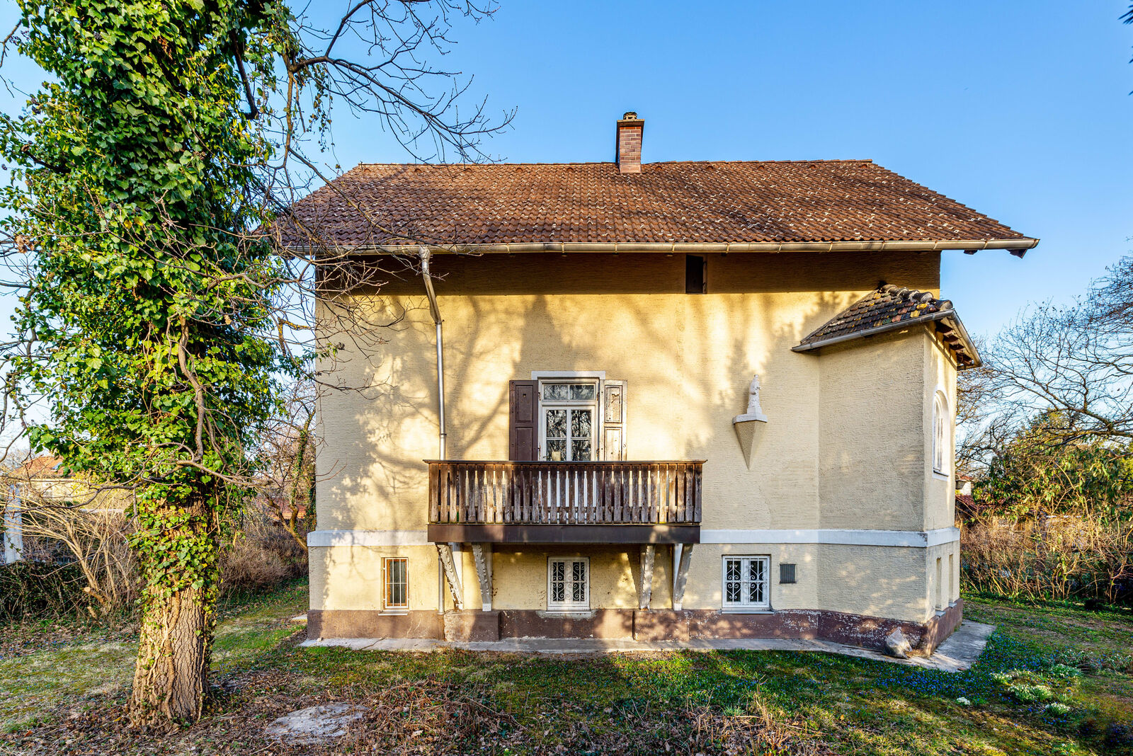 Fassade aus dem 19. Jahrhundert mit historischen Elementen