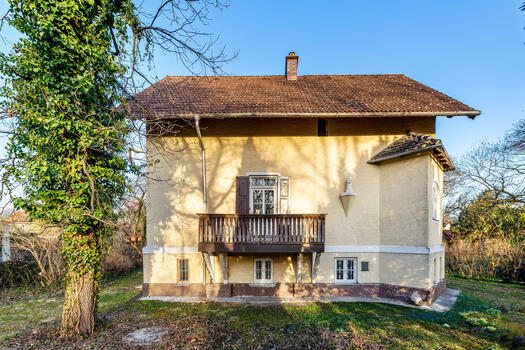 Fassade aus dem 19. Jahrhundert mit historischen Elementen