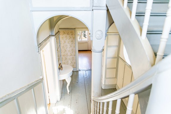 Das Treppenhaus spiegelt den historischen Flair der Villa perfekt wider