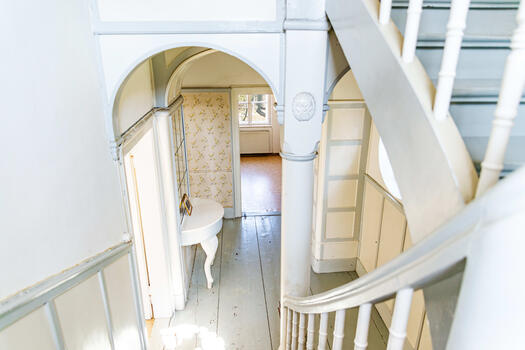 Das Treppenhaus spiegelt den historischen Flair der Villa perfekt wider