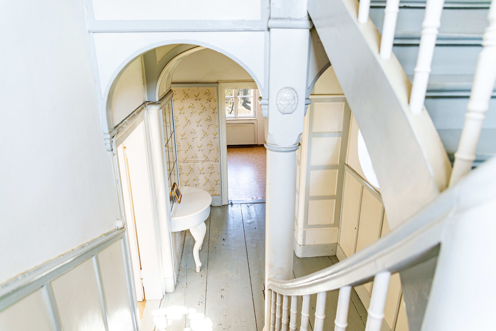 Das Treppenhaus spiegelt den historischen Flair der Villa perfekt wider
