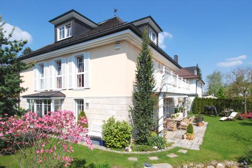 Außergewöhnlich attraktive Villa mit mediterranem Ambiente und äußerst hochwertiger Ausstattung