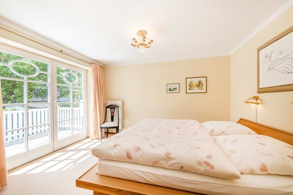 Elternschlafzimmer mit Zugang zum Balkon