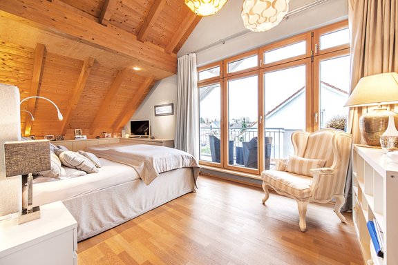 Elternschlafzimmer mit Balkonzugang