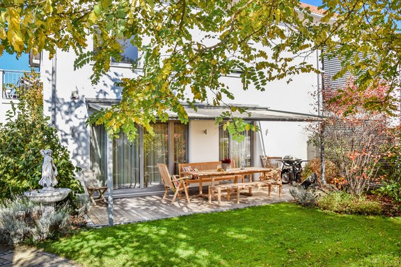 Südterrasse mit wetterfester Markise