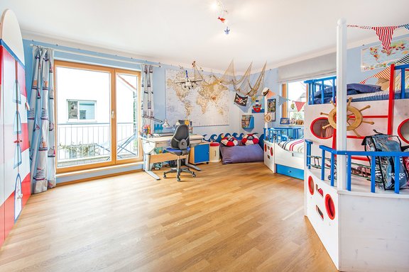 Kinderzimmer mit Balkonzugang