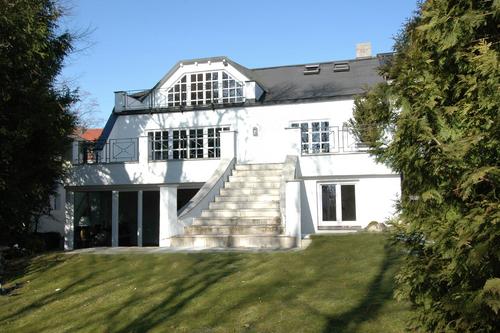 Außergewöhnlich großzügige und stilvolle Villenhälfte mit hervorragender Ausstattung