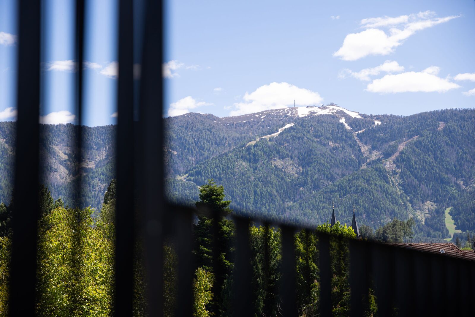 Unobstructed view of the mountain scenery