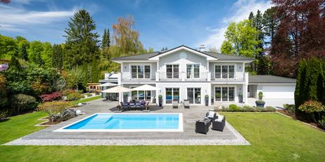 A break from everyday life: Exclusive family villa with a garden oasis, pool, and top-of-the-line amenities