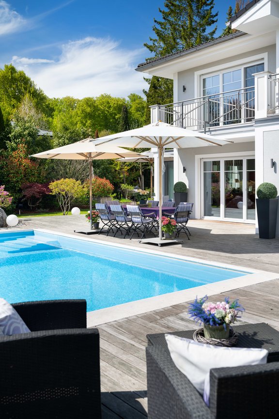 A dream garden with a vacation vibe