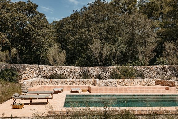 Pool mit Naturstein-Terrasse