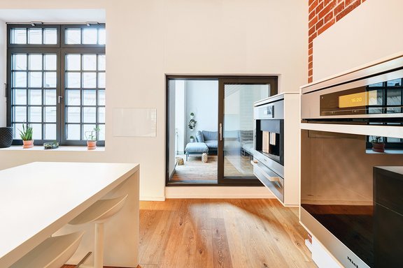 Kitchen with loggia access