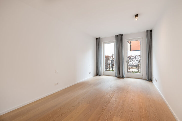 Geräumiges Masterschlafzimmer