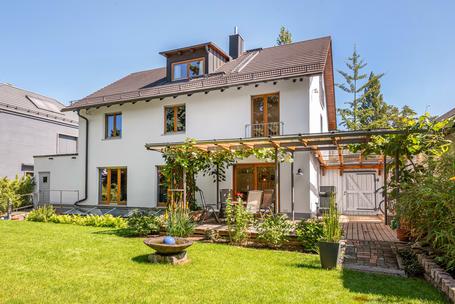 Barrierefreies Wohnen: Familiengerechtes Haus mit Aufzug und sonnigem Garten