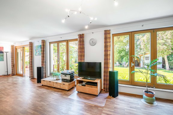 Large glass fronts to the garden