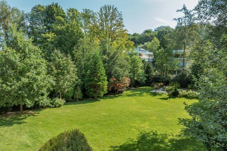 Bauen im feinsten Herzogpark: Parkgrundstück mit hoher Privatsphäre und genehmigter Villenplanung