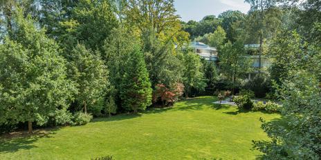 Bauen im feinsten Herzogpark: Parkgrundstück mit hoher Privatsphäre und genehmigter Villenplanung
