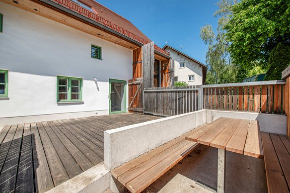 Sonniger Sitzplatz und Terrasse