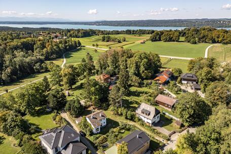 A rare find on the eastern shore of Lake Starnberg: a building lot in a quiet neighborhood of Berg