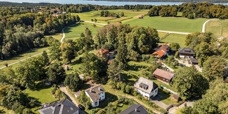 A rare find on the eastern shore of Lake Starnberg: a building lot in a quiet neighborhood of Berg