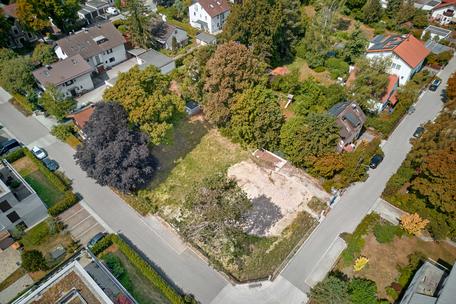 Building plot with approved design for a modern detached house