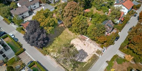 Baugrundstück mit genehmigtem Entwurf für ein modernes Einfamilienhaus