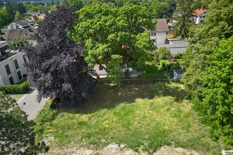 Baugrundstück mit genehmigtem Entwurf für ein modernes Einfamilienhaus