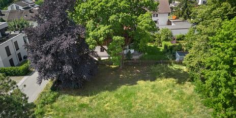 Baugrundstück mit genehmigtem Entwurf für ein modernes Einfamilienhaus